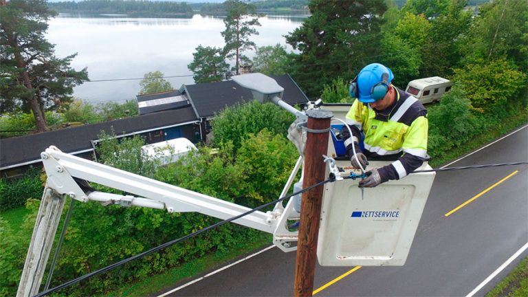 Montør fra Nettservice bytter til LED-lys i Buskerud.